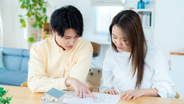 住宅リフォームを検討する夫婦